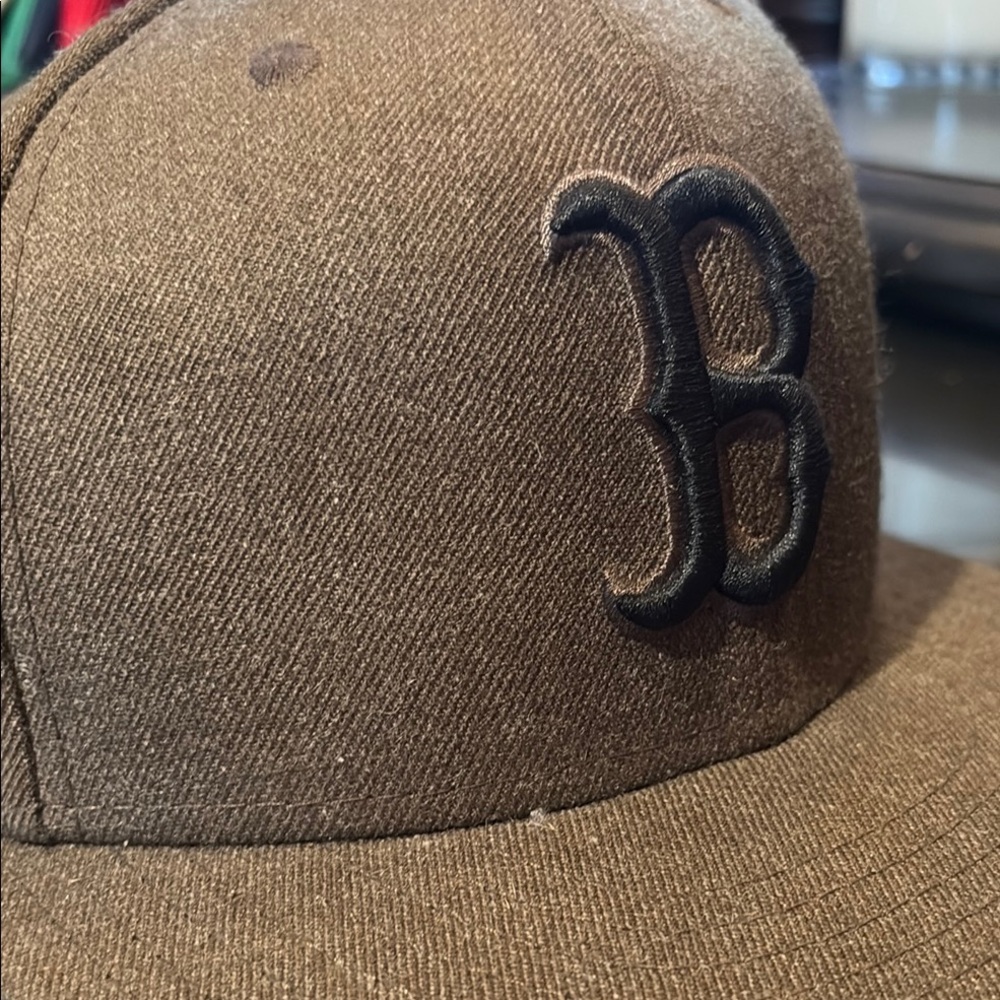 Brown Cap with Black 'B' Logo - Picture 4 of 6